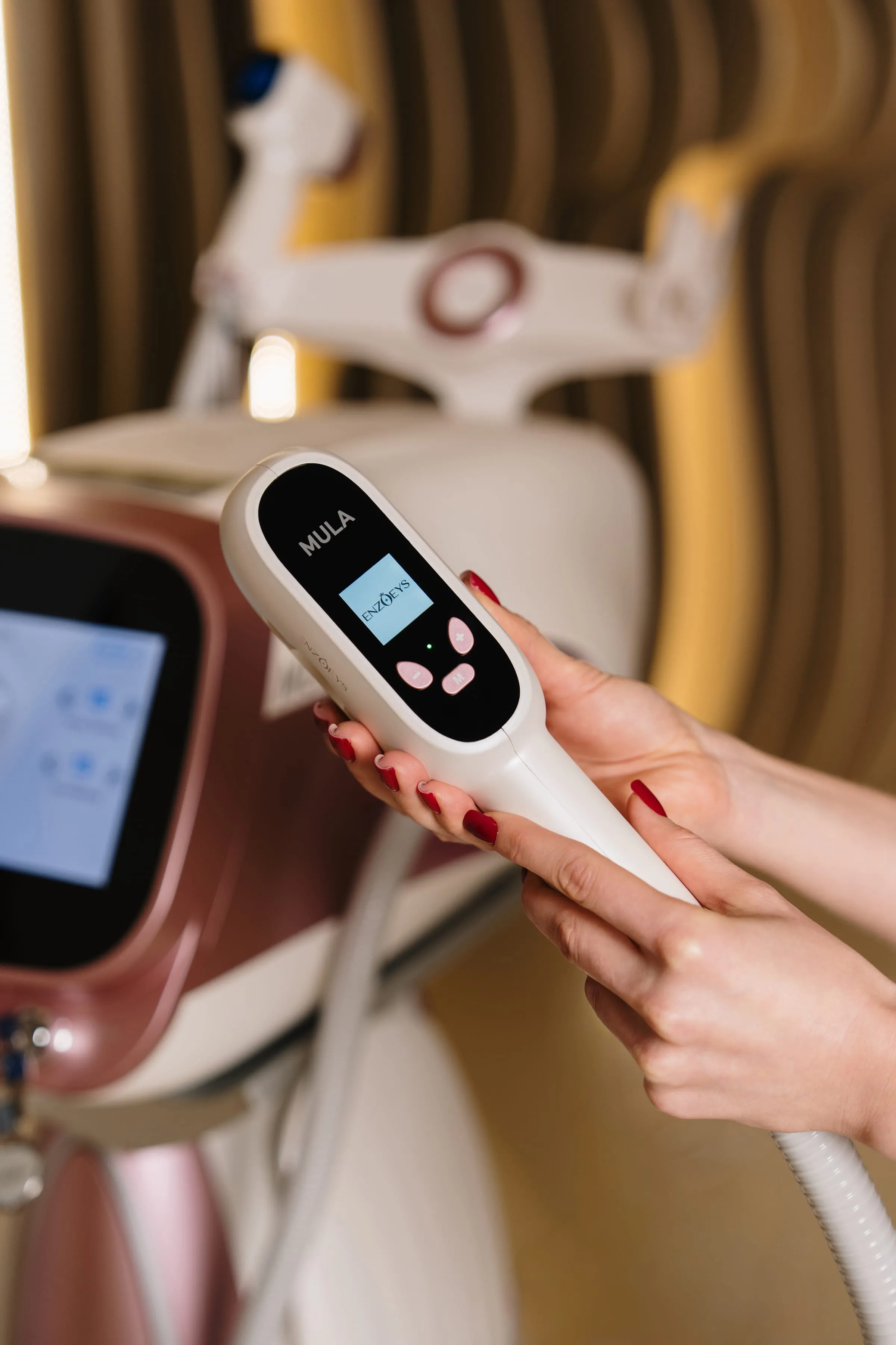 The BBI MULA handpiece in the doctor’s hands