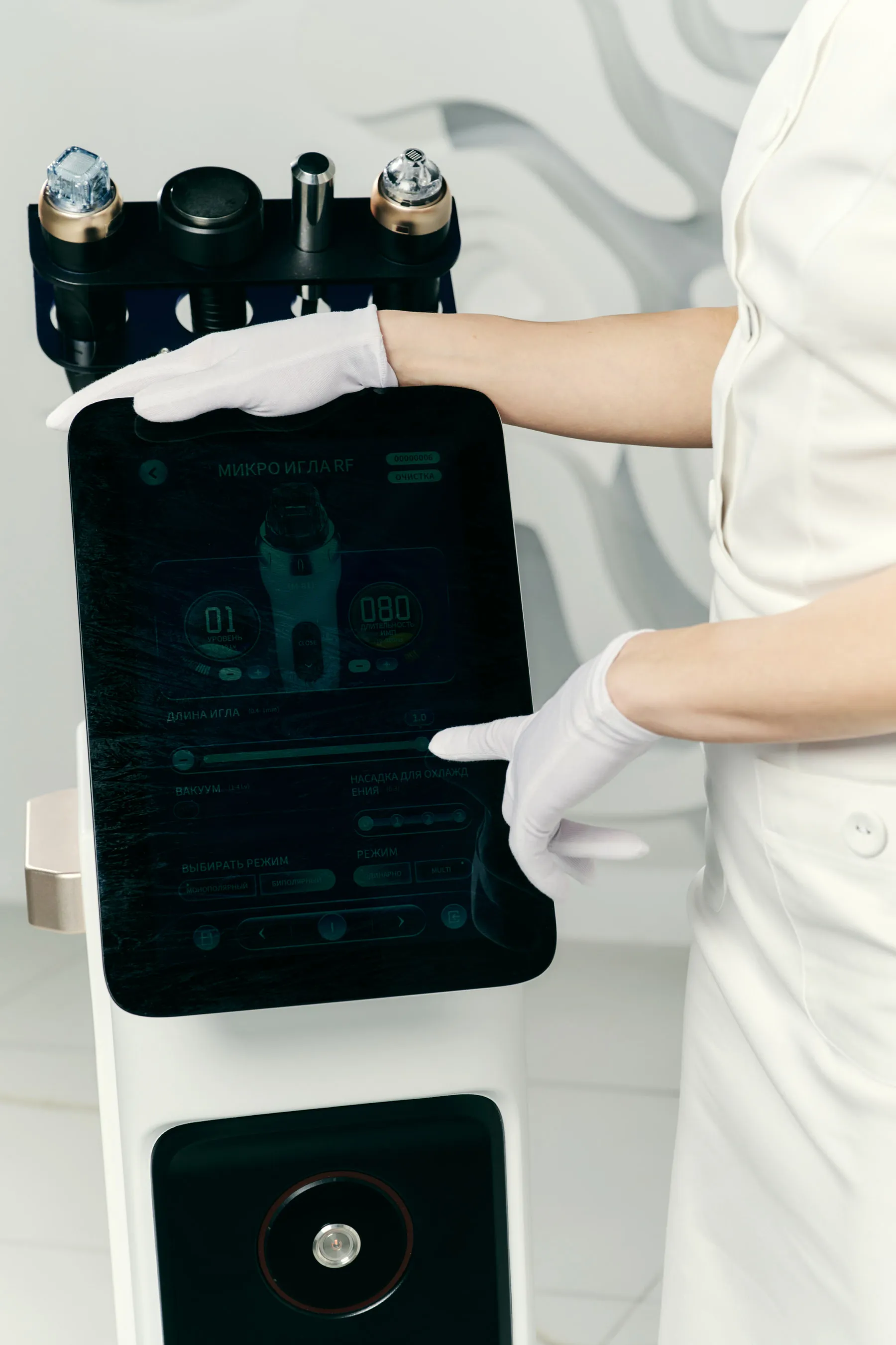 A doctor setting treatment parameters on the SALANO Optimus screen
